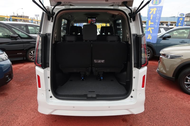 乗せる荷物に合わせてシートアレンジ可能　　　T.O