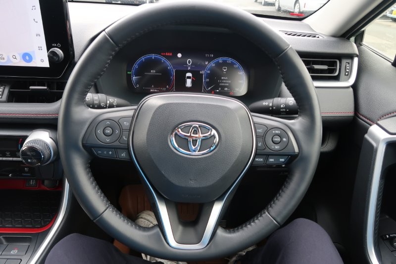 ハンドルのスイッチで簡単なオーディオ操作可能