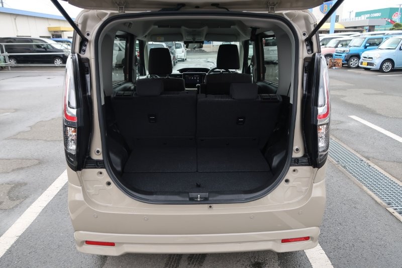 乗せる荷物に合わせてシートアレンジ可能　　　T.O