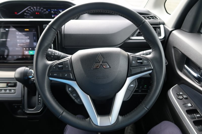 ハンドルのスイッチで簡単なオーディオ操作可能