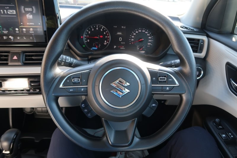 ハンドルのスイッチで簡単なオーディオ操作可能