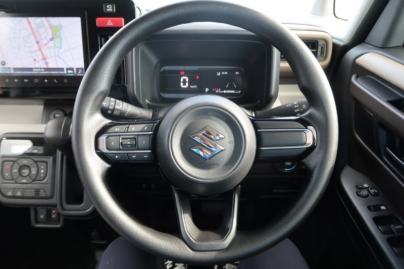 ハンドルのスイッチで簡単なオーディオ操作可能