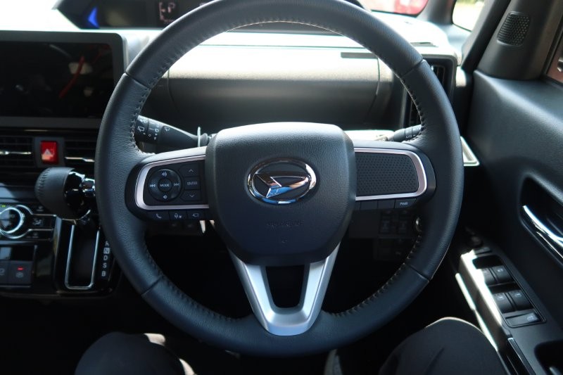 ハンドルのスイッチで簡単なオーディオ操作可能