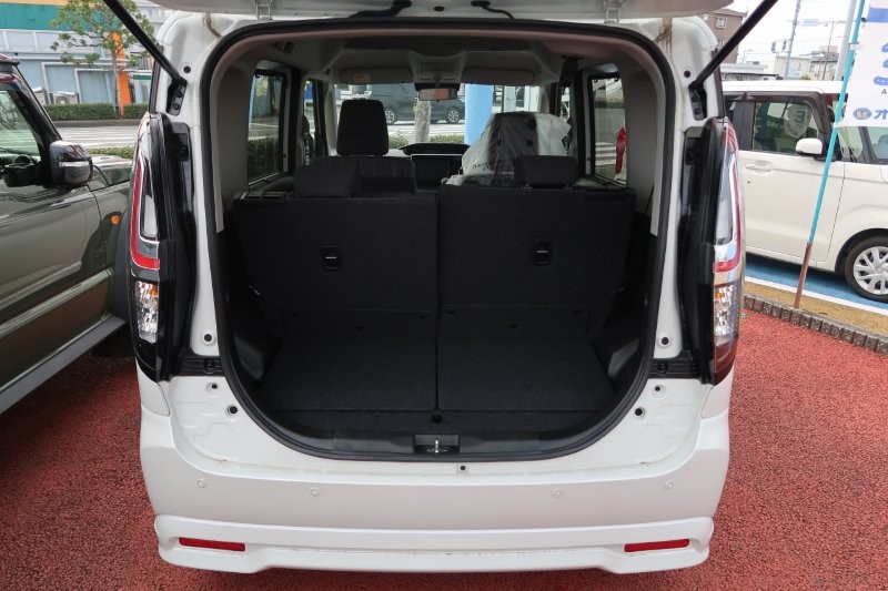 乗せる荷物に合わせてシートアレンジ可能　　　T.O