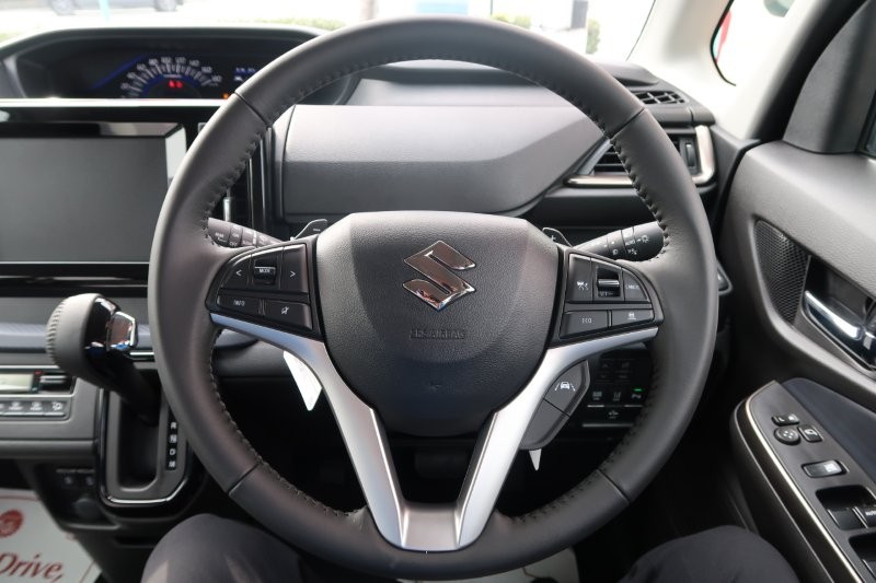 ハンドルのスイッチで簡単なオーディオ操作可能