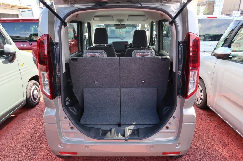 分割シートでリクライニングとスライド自在