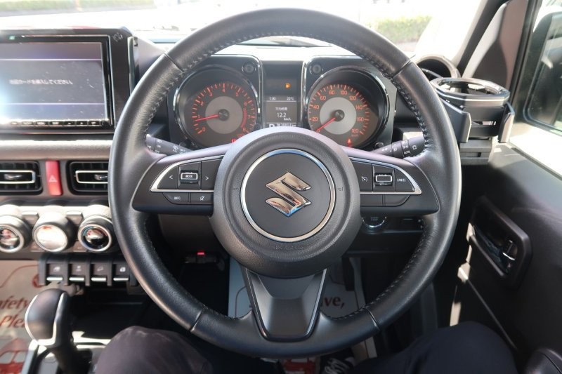 ハンドルのスイッチで簡単なオーディオ操作可能