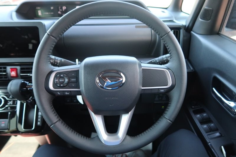 ハンドルのスイッチで簡単なオーディオ操作可能