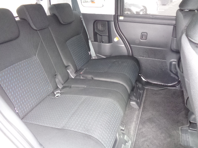 ６：４分割可倒式スライドリヤシート