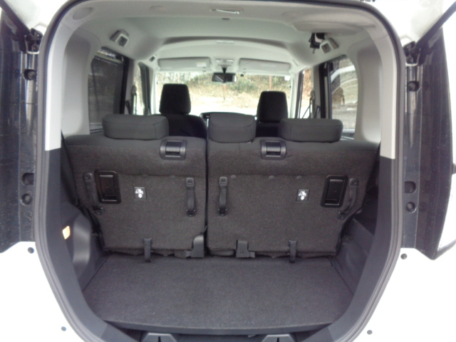 トランク側からリヤシートスライド＆リクライニング可能