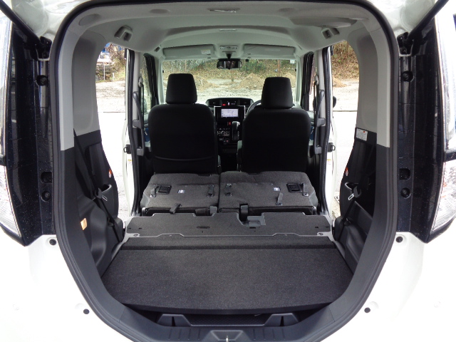 リヤシートを前方にダイブイン格納させると、自転車などの大きな物からカーペットなどの丈の長い荷物まで積載可能。　Y