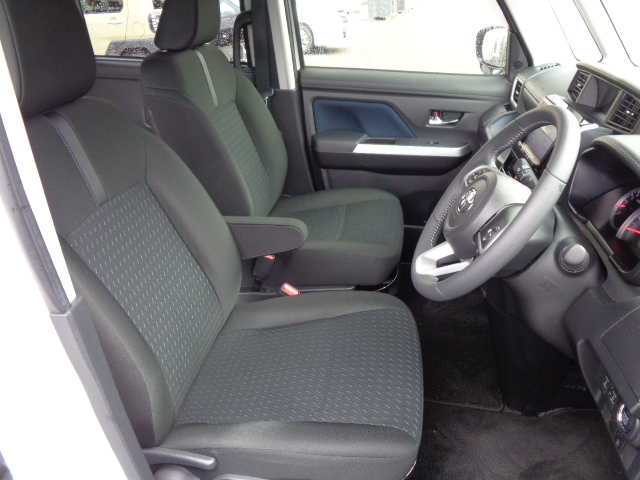 フロントセパレートシート　運転席上下アジャスターつき