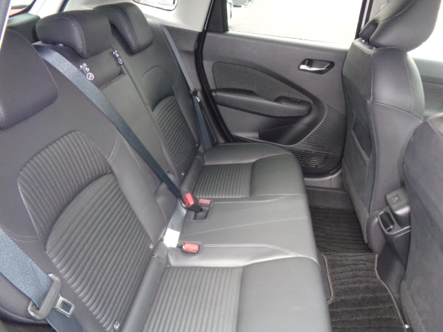 後席可倒式シート（6:4分割、リクライニング）