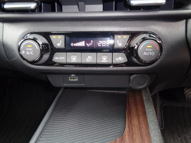 運転席＆助手席シートヒーター　フルオートエアコン