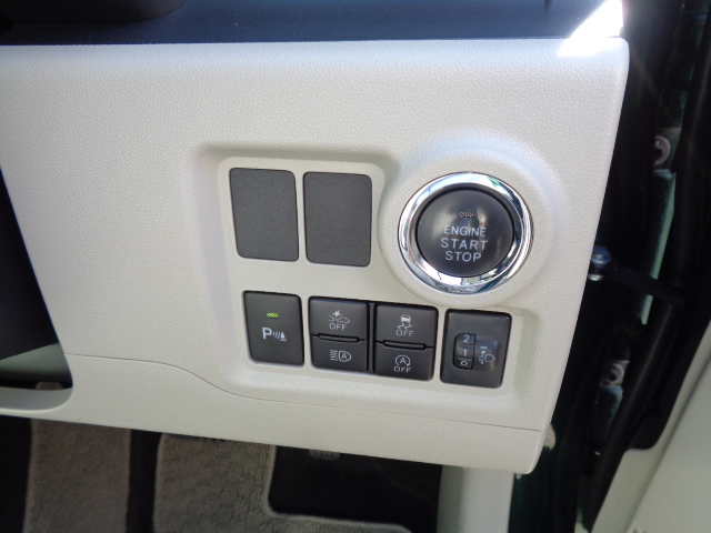 プッシュボタンスタート　パーキングセンサー　スマートアシスト　オートハイビーム　アイドリングストップ