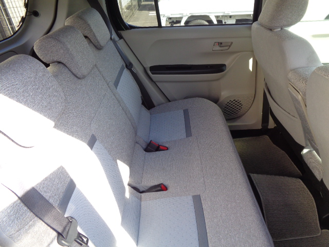 ６：４分割可倒式リヤシート