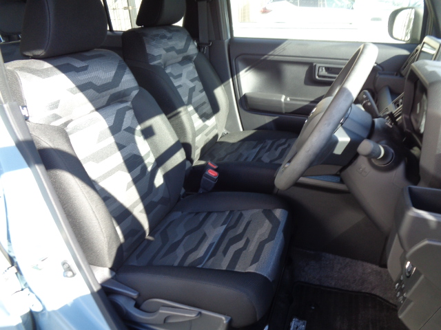 フロントセパレートシート　運転席シート上下アジャスターつき