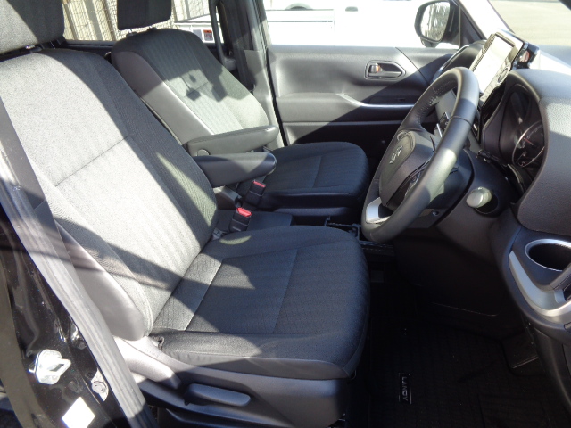 運転席シート上下アジャスター付き　アームレスト付き