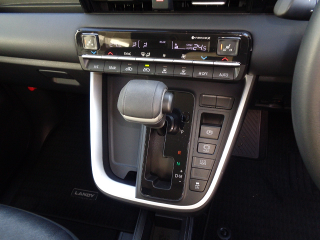 左右独立温度コントロールエアコン　シートヒーター　電動パーキングブレーキ