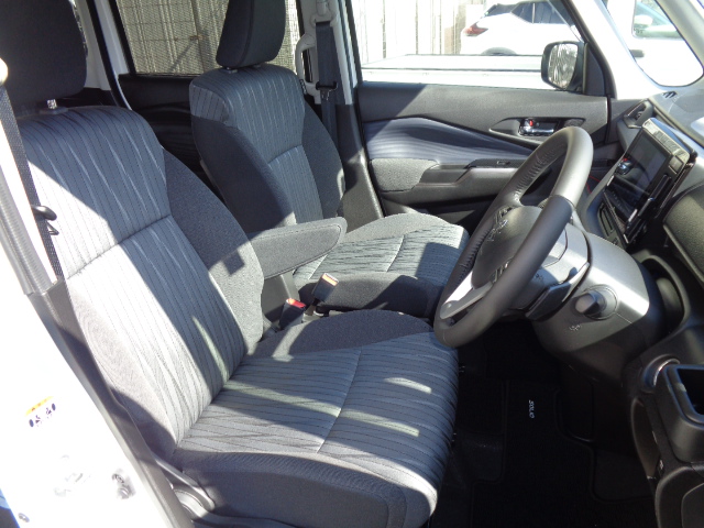 運転席シート上下アジャスター付き　アームレスト付き