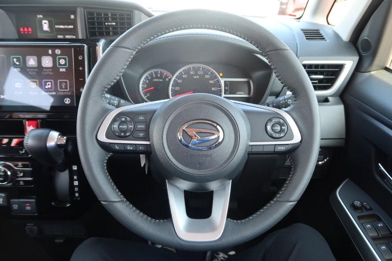 ハンドルのスイッチで簡単なオーディオ操作可能