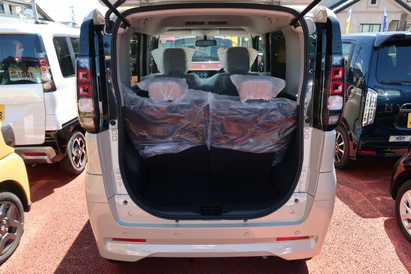 乗せる荷物に合わせてシートアレンジ可能　　　T.O