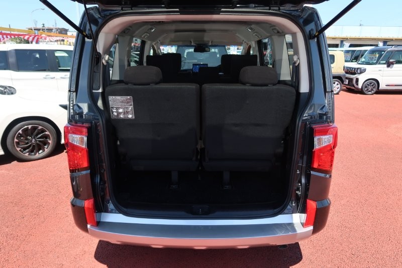 乗せる荷物に合わせてシートアレンジ可能　　　T.O