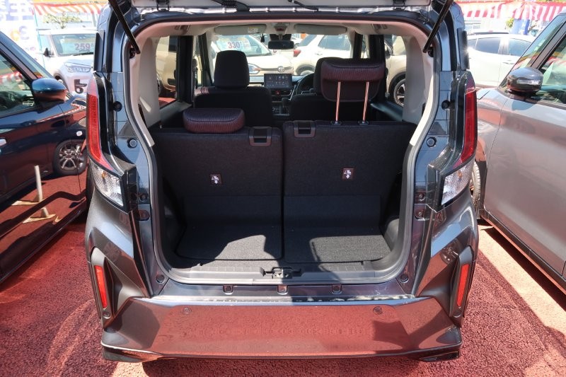 乗せる荷物に合わせてシートアレンジ可能　　　T.O