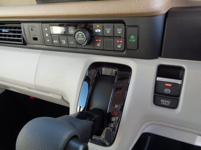 フルオートエアコン　運転席＆助手席シートヒーター　電子制御パーキングブレーキ