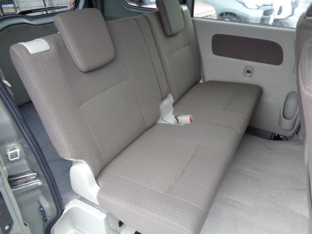 分割可倒式リヤシート