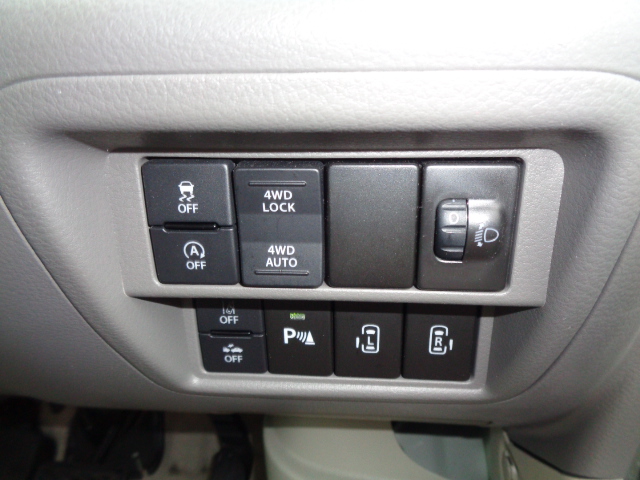 アイドリングストップ　４ＷＤ切替スイッチ　デュアルカメラブレーキサポート　両側パワースライドドア