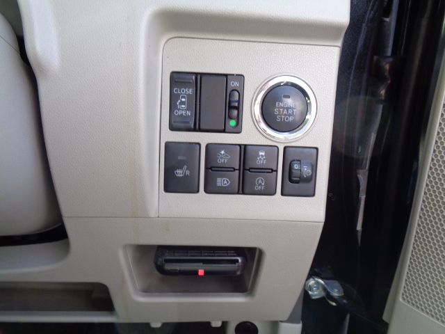 プッシュボタンスタート　スマートアシスト　オートハイビーム　運転席シートヒーター付　