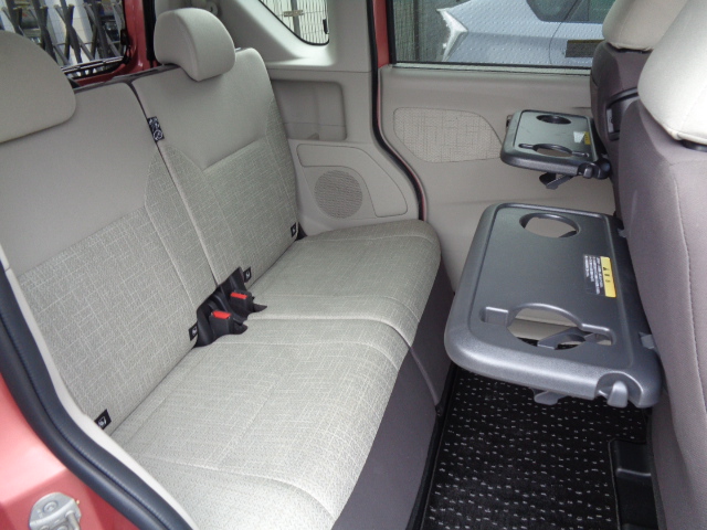 ５：５分割可倒式スライドリヤシート　シートバックテーブル付き