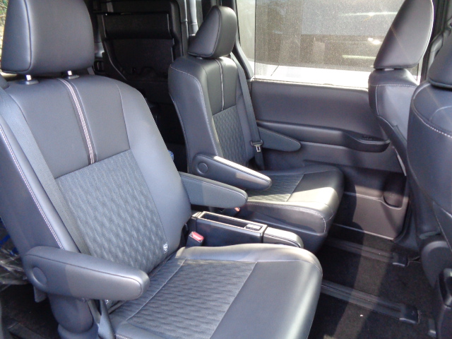 ２列目キャプテンシート