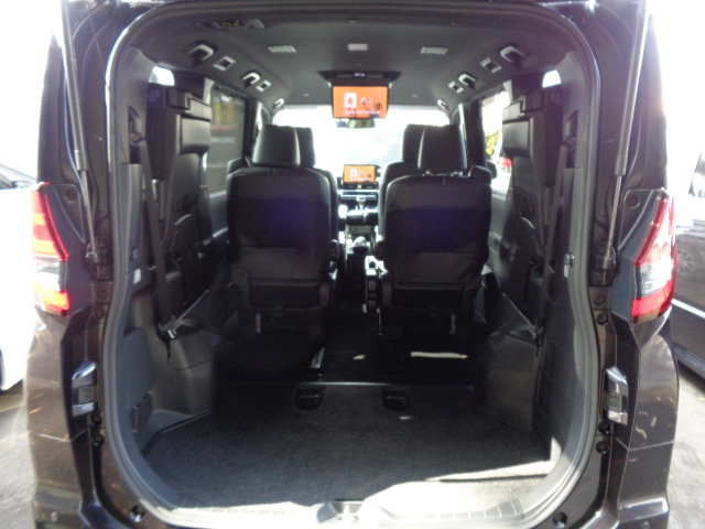 サードシート跳ね上げ状態　　　　　　　　Y