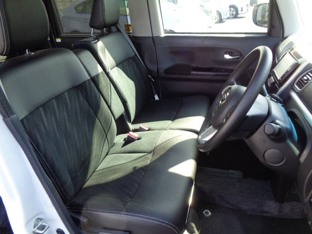 運転席シート上下アジャスター付き