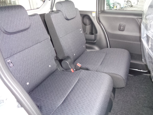 ５：５分割可倒式スライドリヤシート