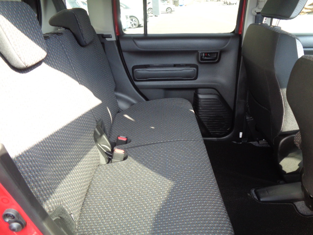 ５：５分割可倒式リヤシート　前後スライド付き