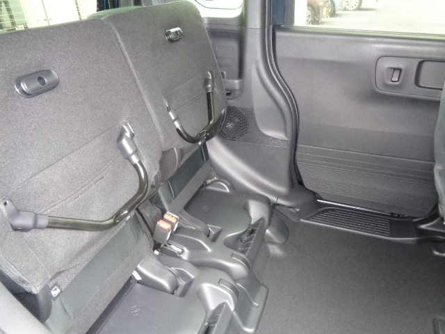 リアシートチップアップ状態　後席の座面をはね上げて荷物を積める空間に。