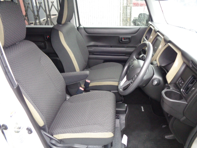 運転席シートリフター付　アームレスト付