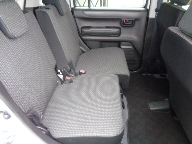 ５：５分割可倒式スライドリヤシート