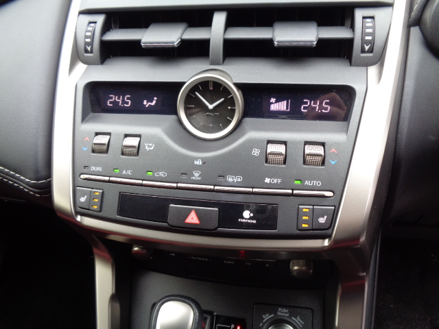 左右独立温度コントロールオートエアコン　運転席・助手席シートヒーター