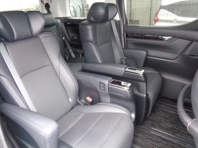 ２列目キャプテンシート