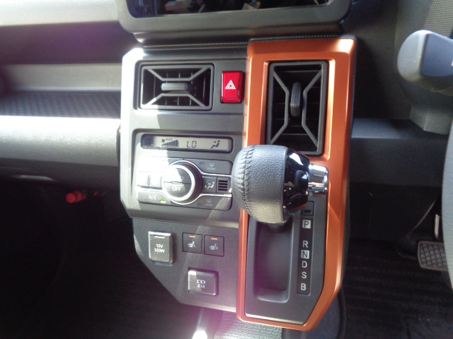 フルオートエアコン　運転席＆助手席シートヒーター