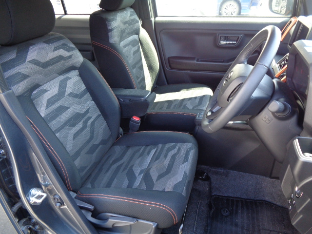 運転席シート上下アジャスター付　アームレスト付