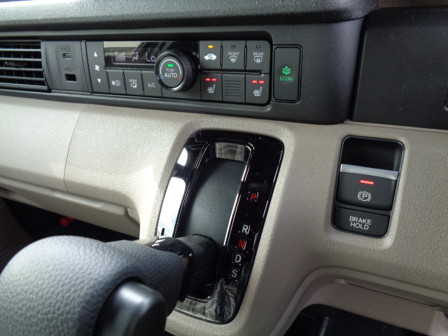 フルオートエアコン　運転席＆助手席シートヒーター　電動パーキングブレーキ