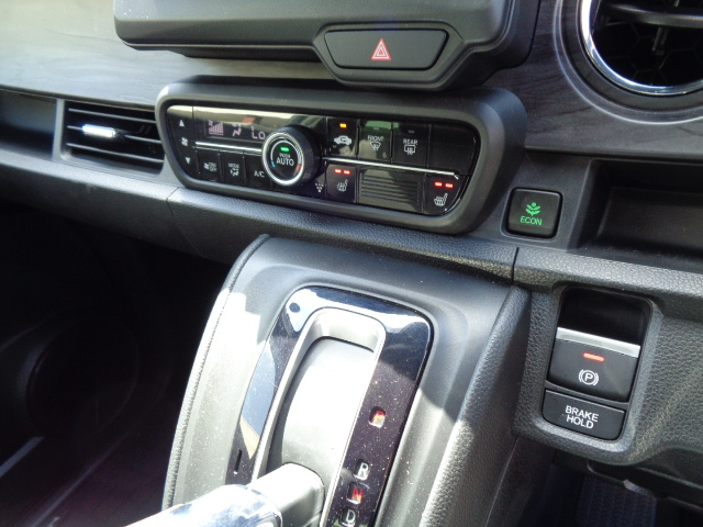 フルオートエアコン　運転席＆助手席シートヒーター　電動パーキングブレーキ