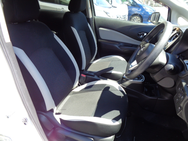 運転席シートリフター付