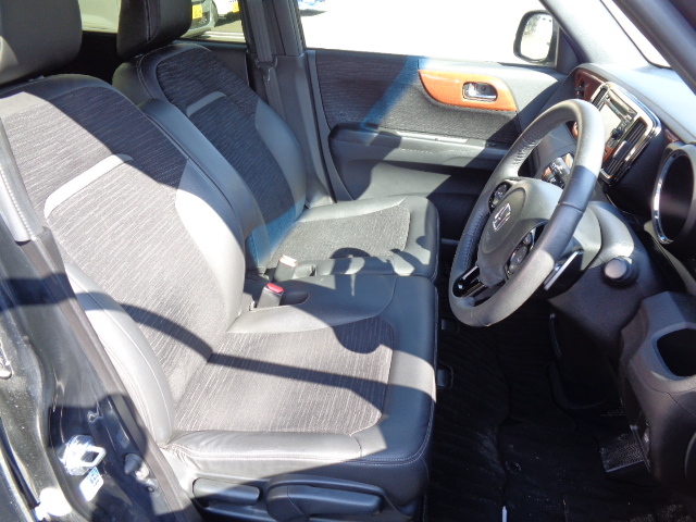 運転席シートリフター付　センターアームレスト付