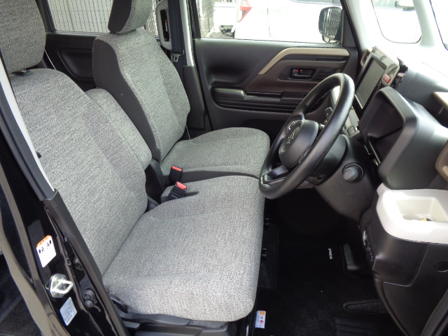 運転席シートリフター付　センターアームレスト付